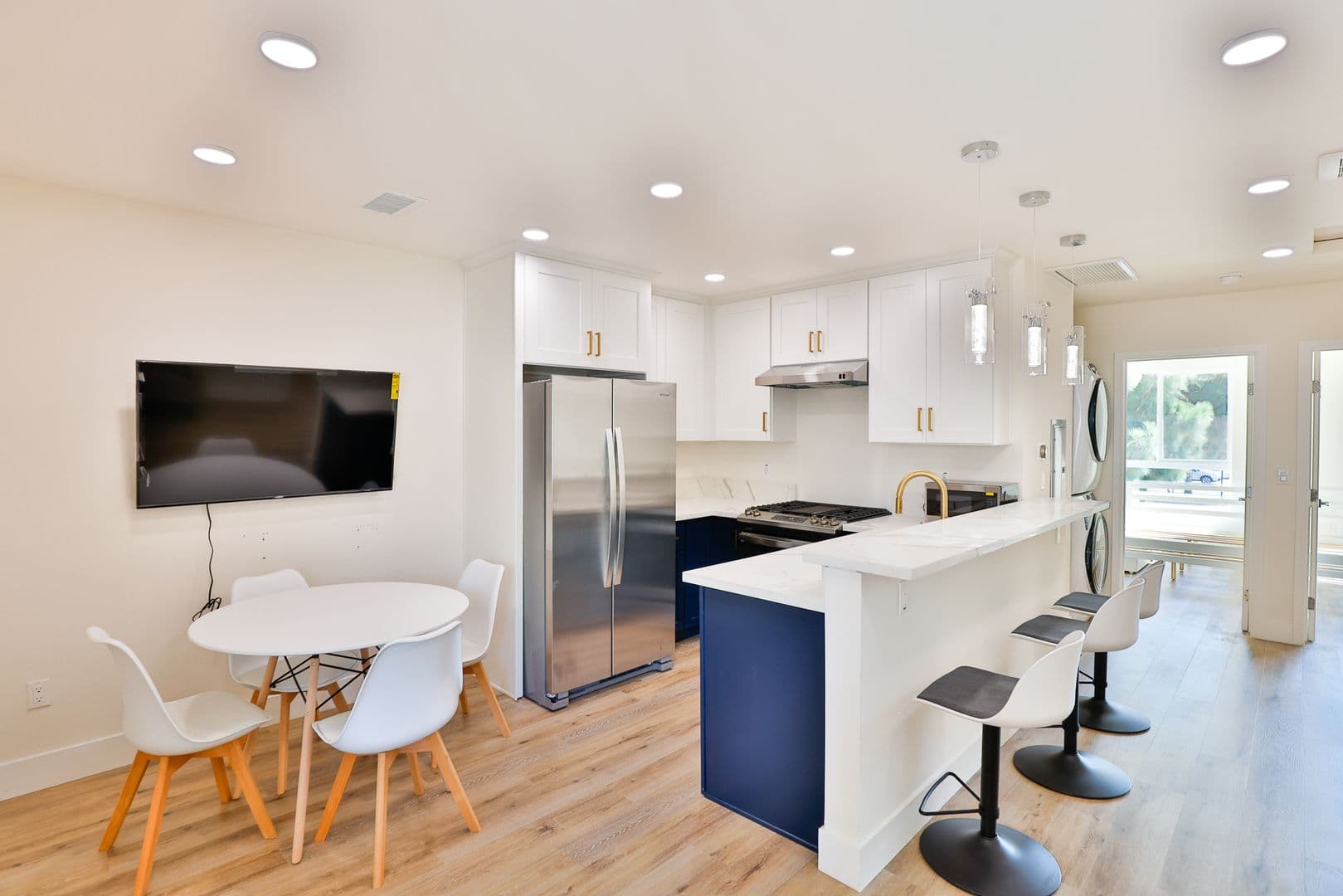 Los Angeles Apartment: 1118 W 37th Dr