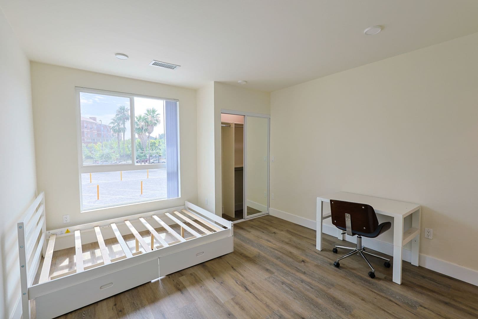 Los Angeles Apartment: 1118 W 37th Dr