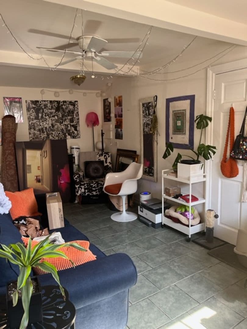 Los Angeles Apartment: 2712 Menlo Ave