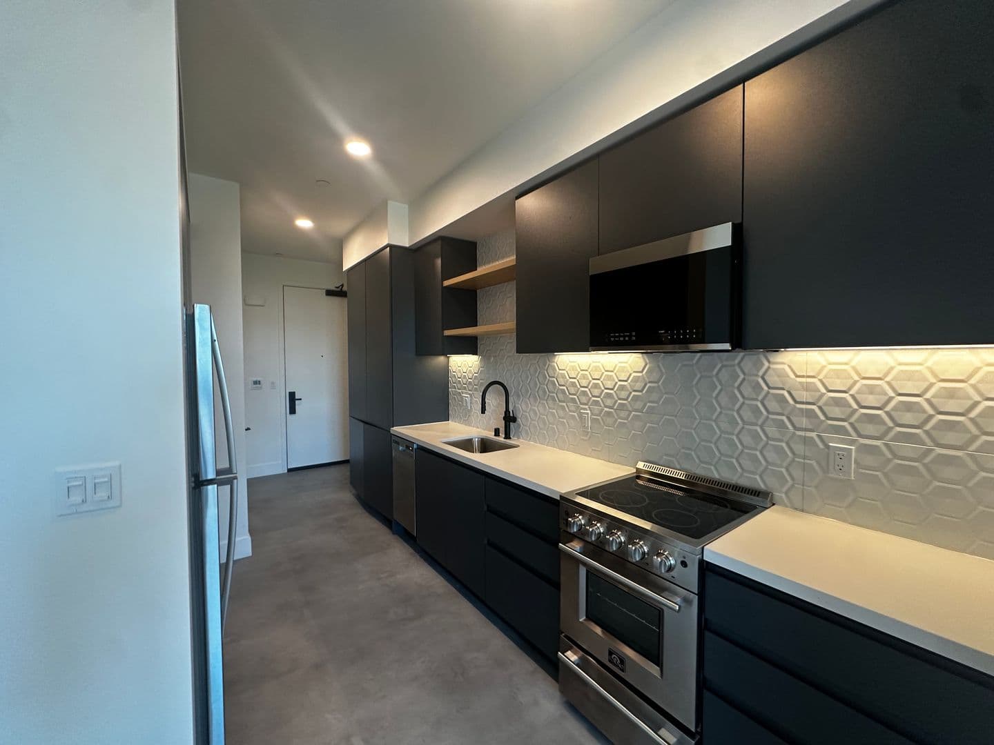 Los Angeles Apartment: 3450 W 43rd St