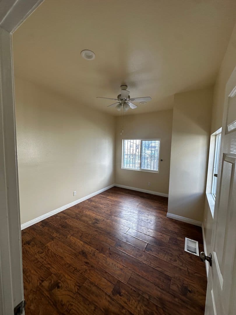 Los Angeles Apartment: 750 E 40th Pl
