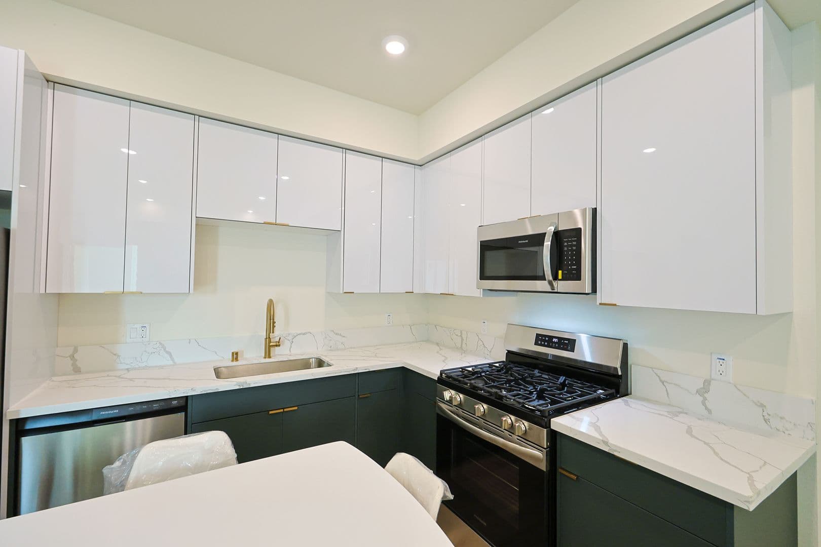 Los Angeles Apartment: 1317 W Jefferson Blvd