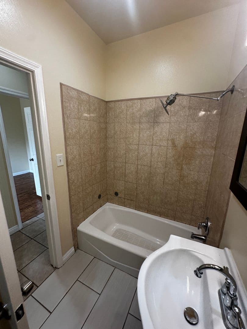 Los Angeles Apartment: 750 E 40th Pl