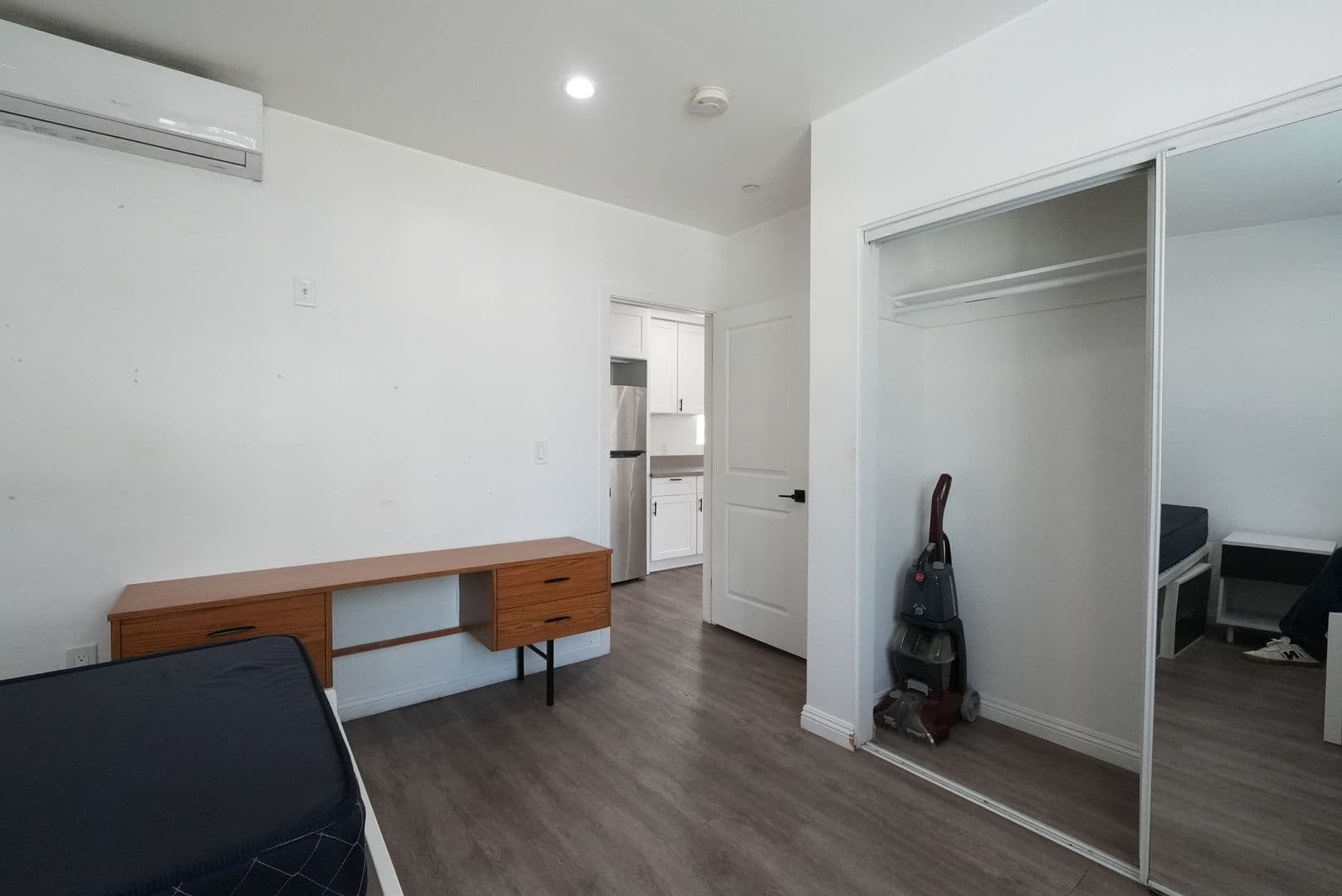 Los Angeles Apartment: 668 W 28th St