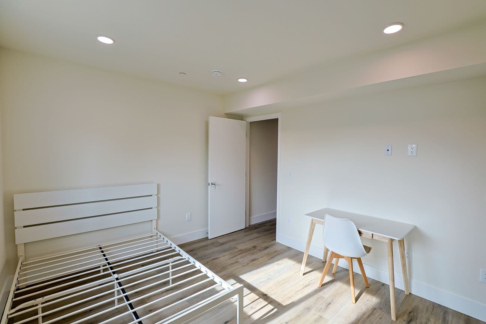 Los Angeles Apartment: 1422 W 29th St