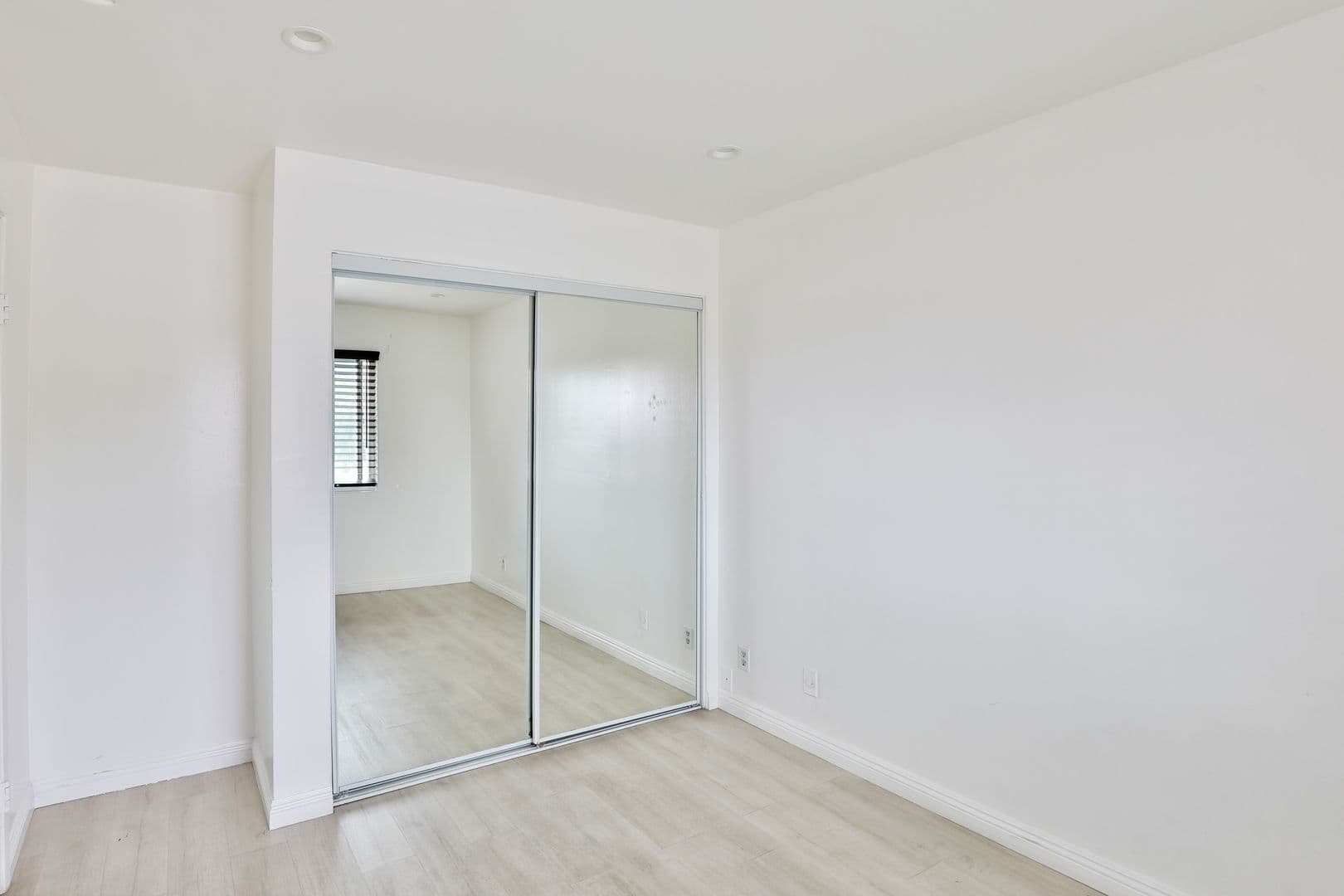 Los Angeles Apartment: 1881 Jefferson Blvd