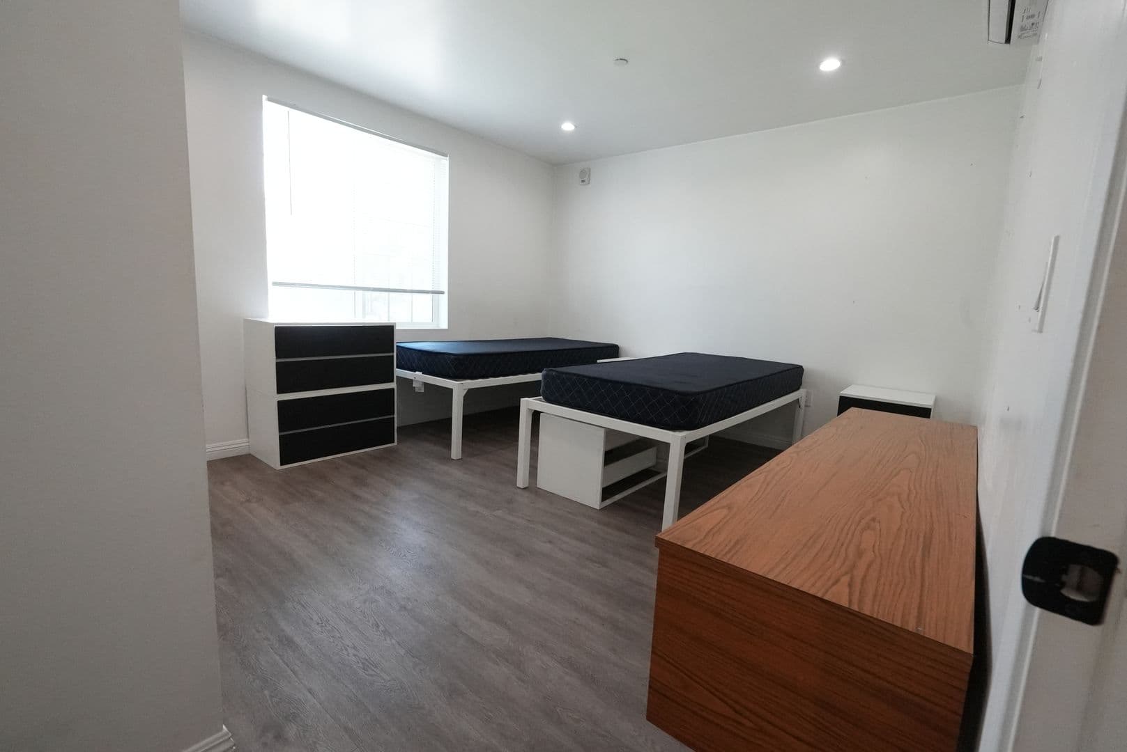 Los Angeles Apartment: 668 W 28th St