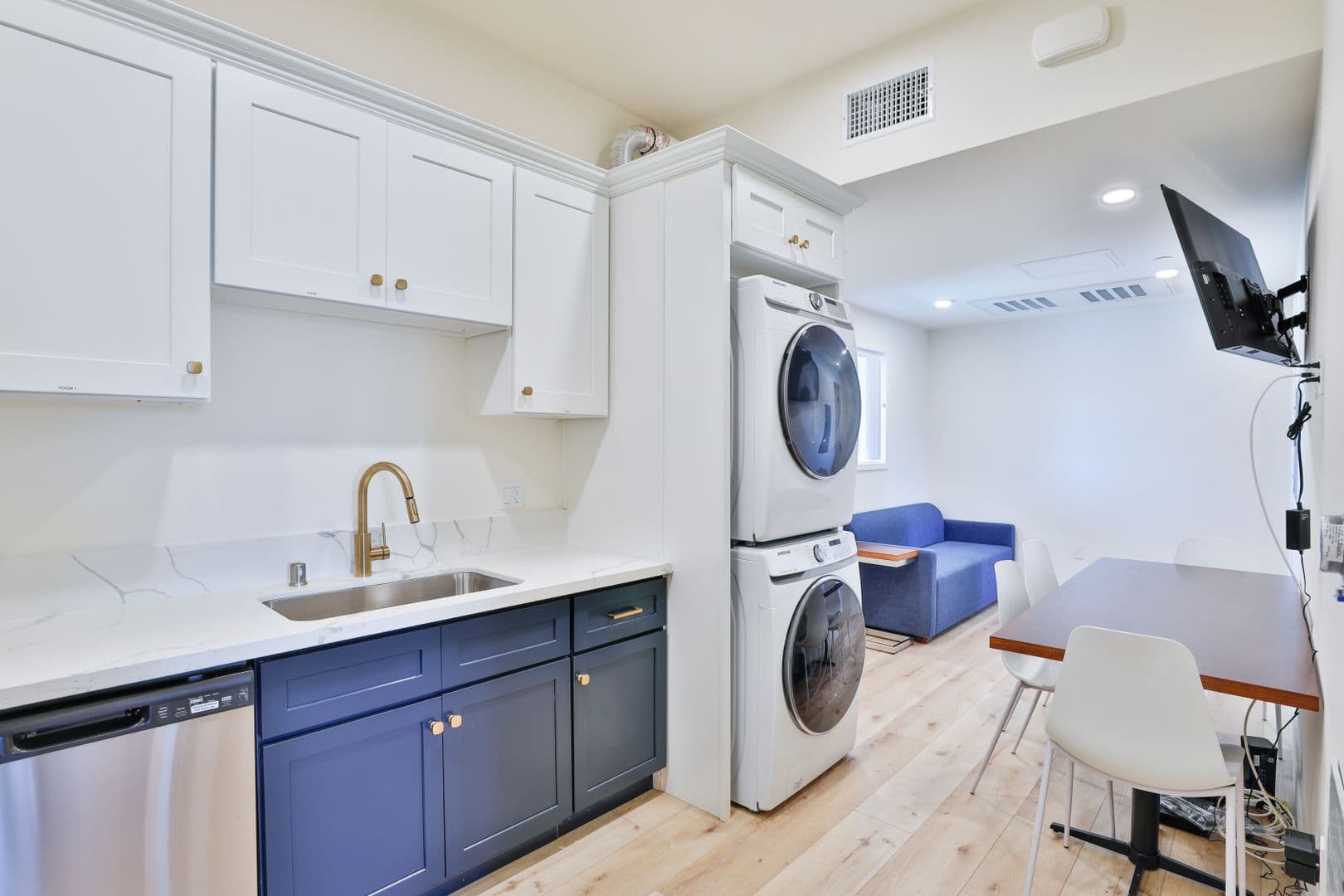 Los Angeles Apartment: 1073 Exposition Blvd