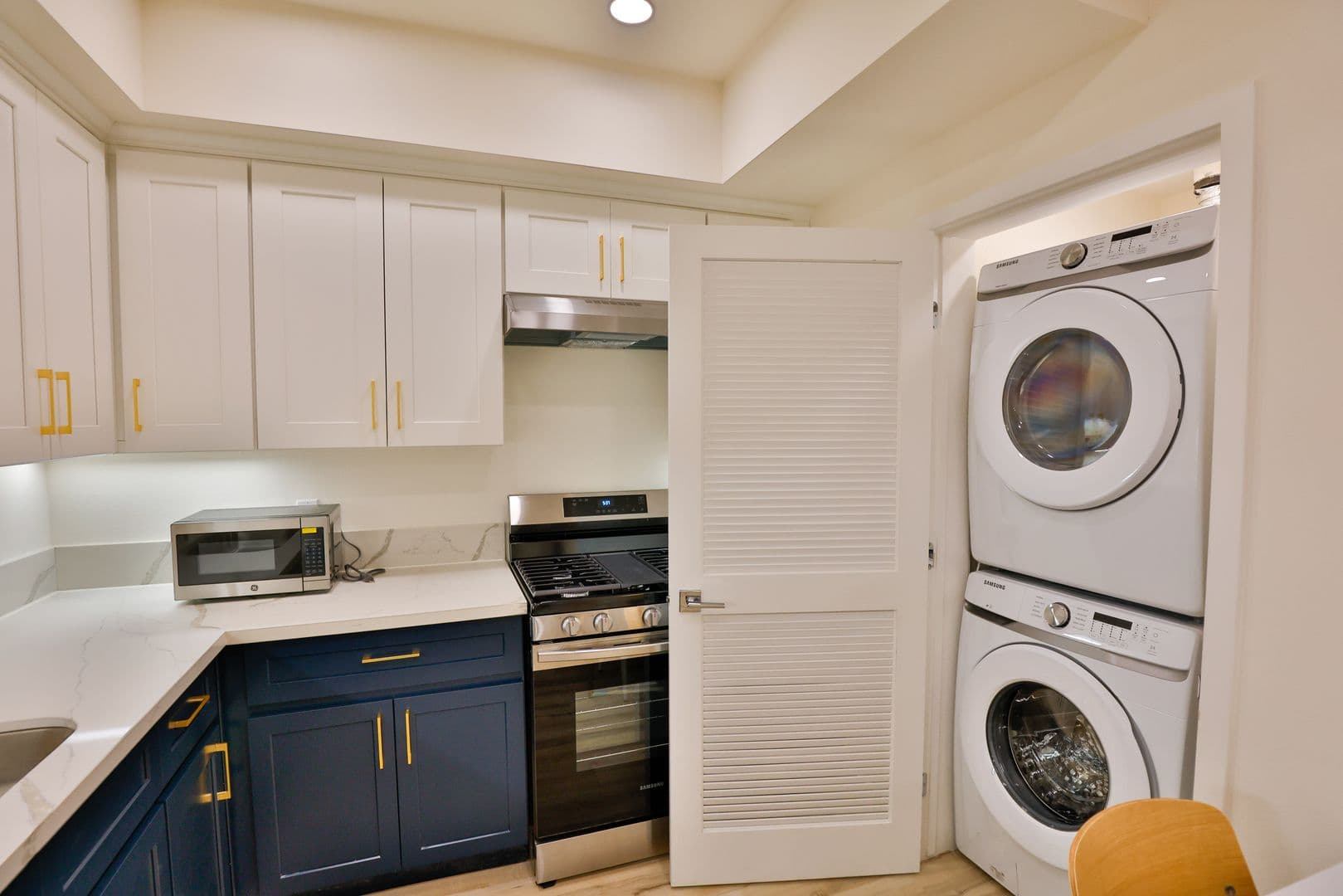 Los Angeles Apartment: 1421 W Adams Blvd