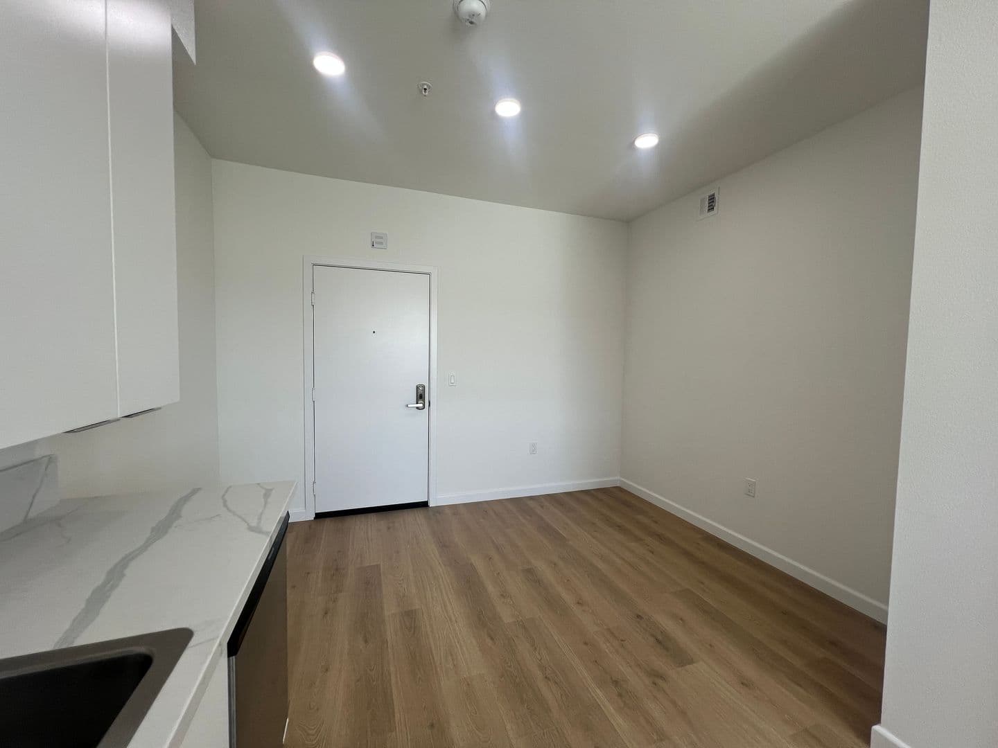 Los Angeles Apartment: 2900 S Orange Dr