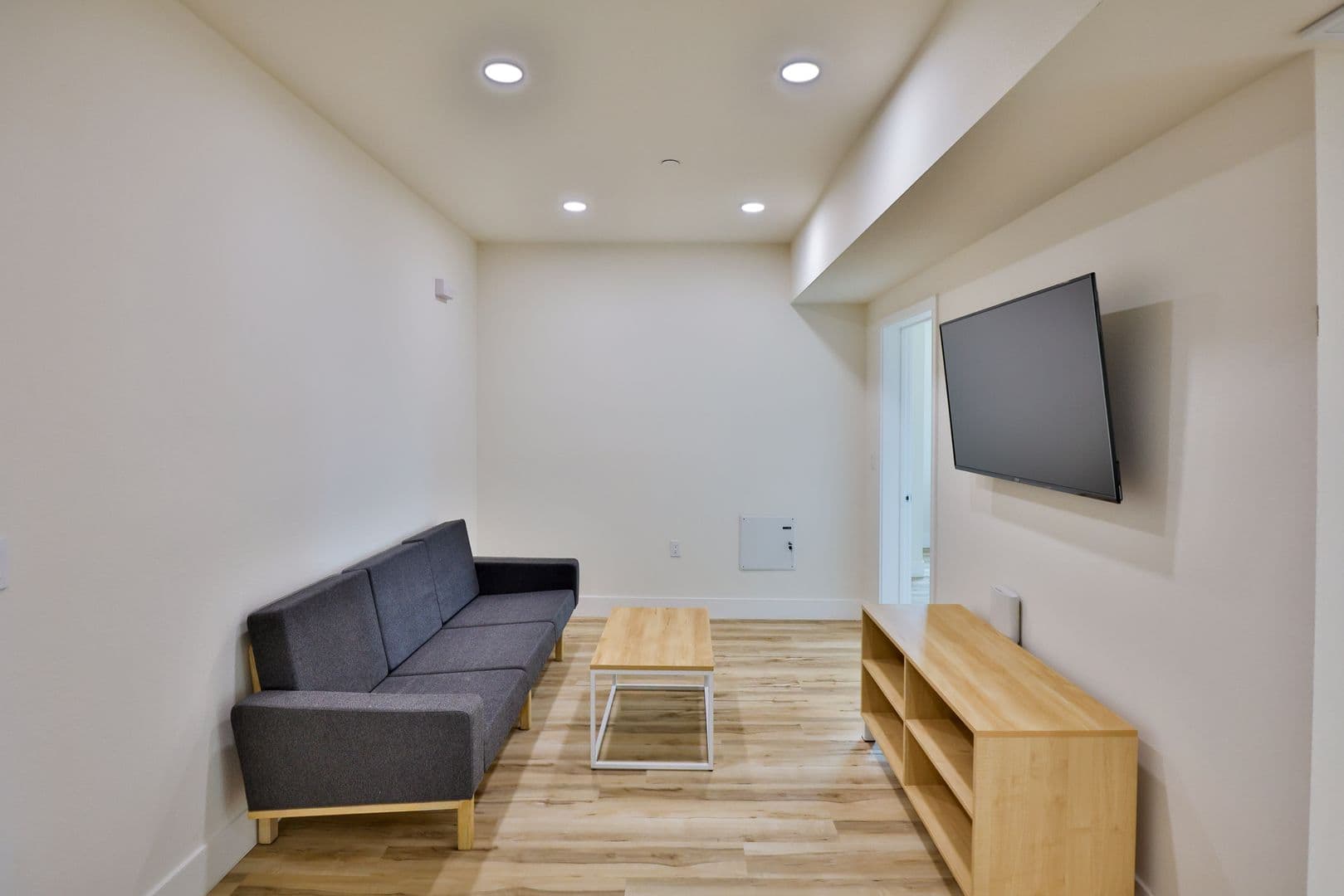 Los Angeles Apartment: 1421 W Adams Blvd