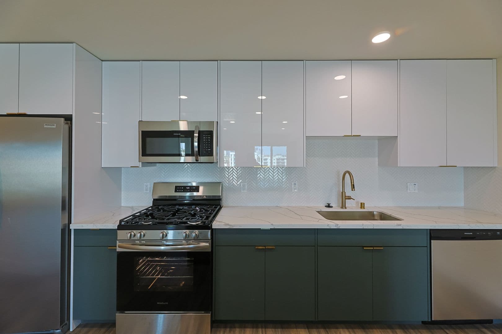 Los Angeles Apartment: 1037 Dewey Ave