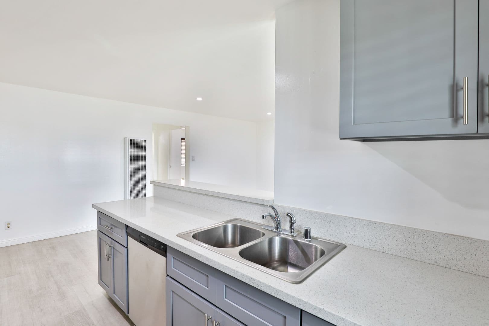 Los Angeles Apartment: 1881 Jefferson Blvd