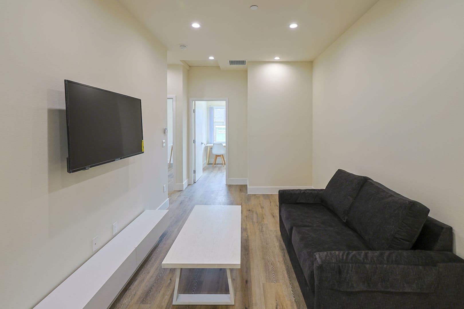 Los Angeles Apartment: 1422 W 29th St