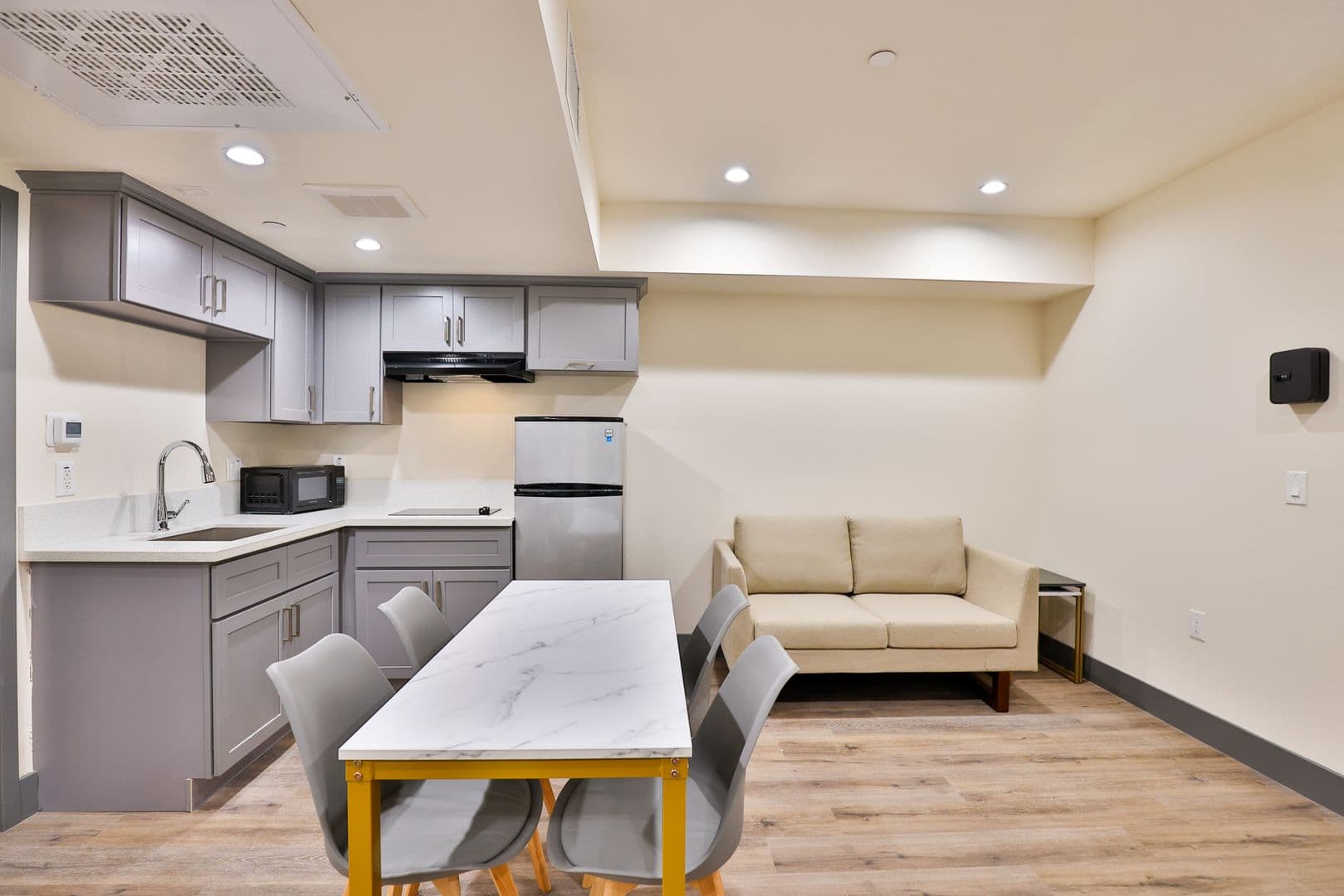 Los Angeles Apartment: 1180 W 37th Pl