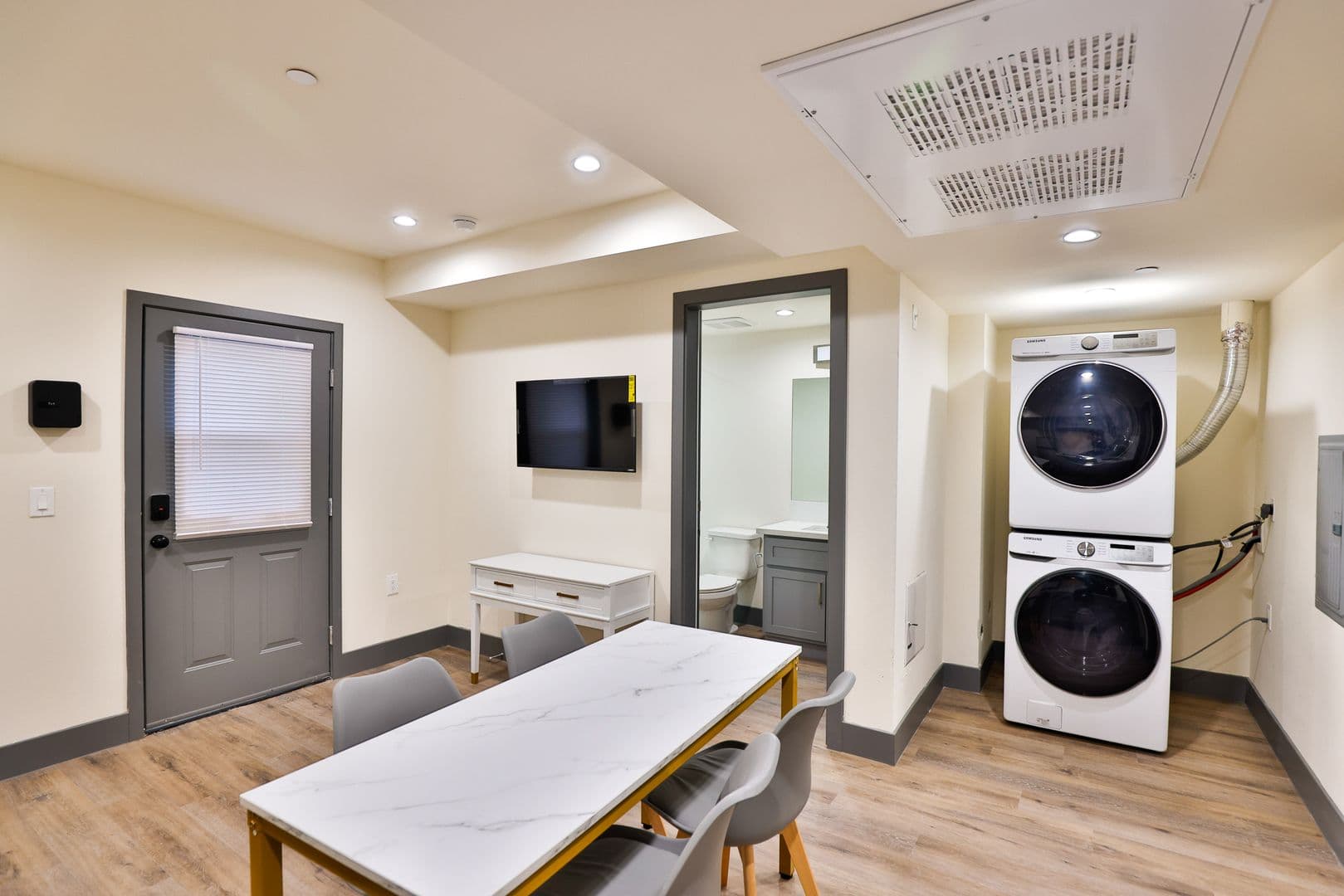 Los Angeles Apartment: 1180 W 37th Pl