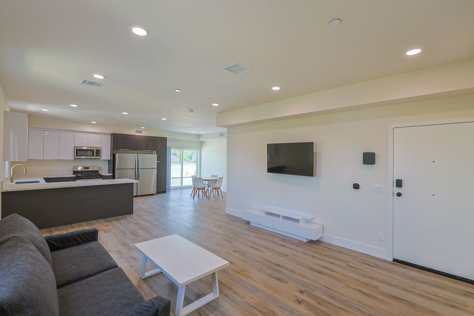 Los Angeles Apartment: 1189 W 37th Pl