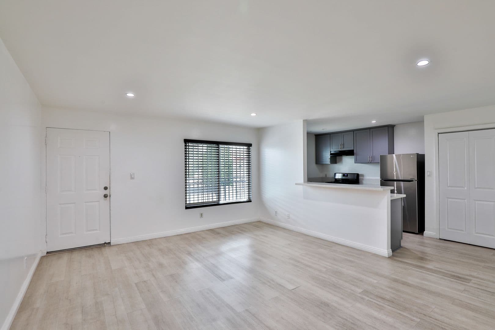 Los Angeles Apartment: 1881 Jefferson Blvd