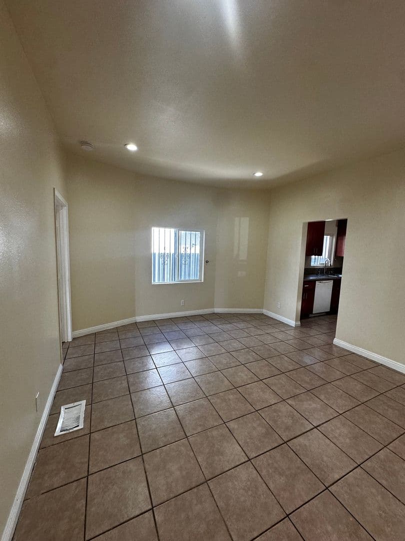 Los Angeles Apartment: 750 E 40th Pl