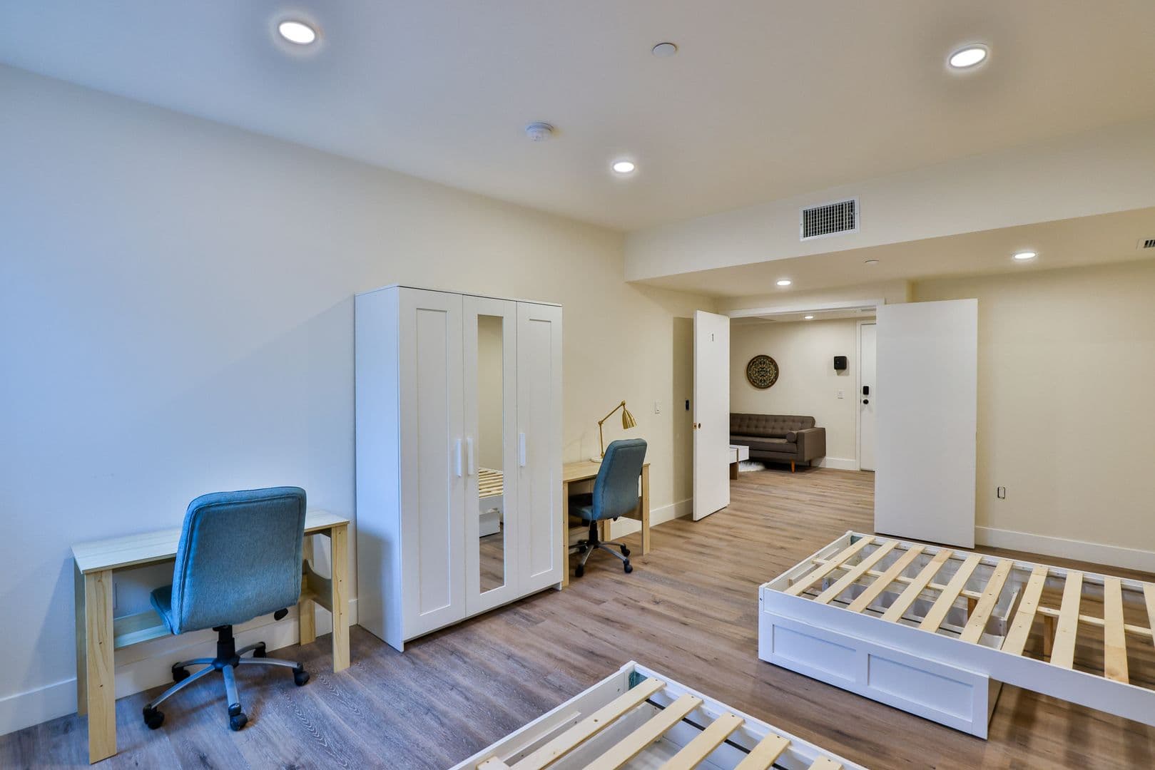 Los Angeles Apartment: 1164 W 37th Pl