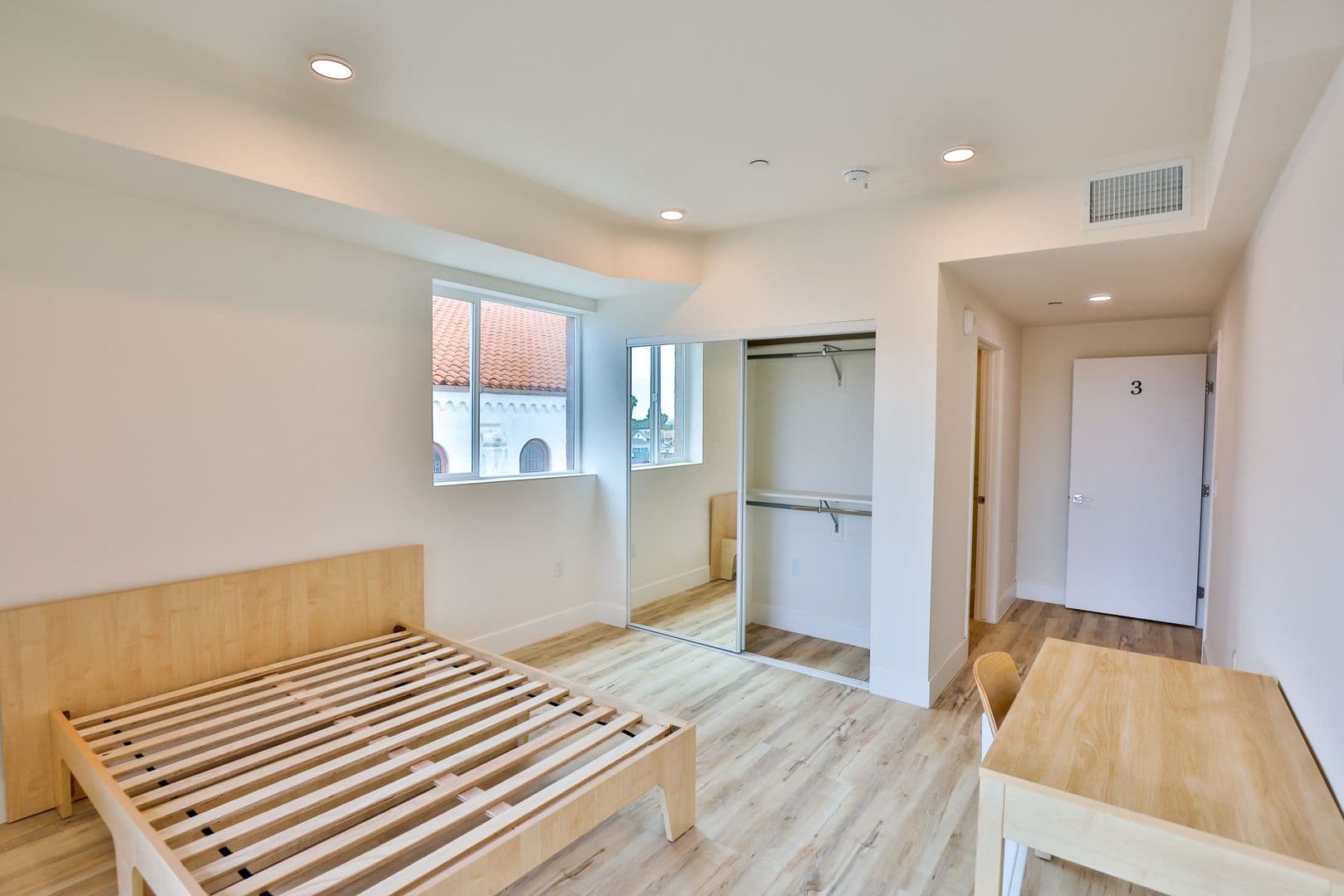 Los Angeles Apartment: 1421 W Adams Blvd