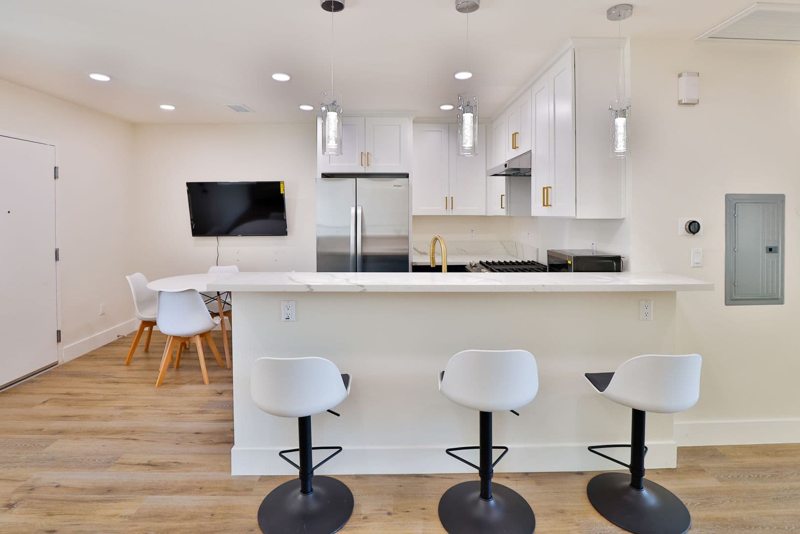 Los Angeles Apartment: 1118 W 37th Dr