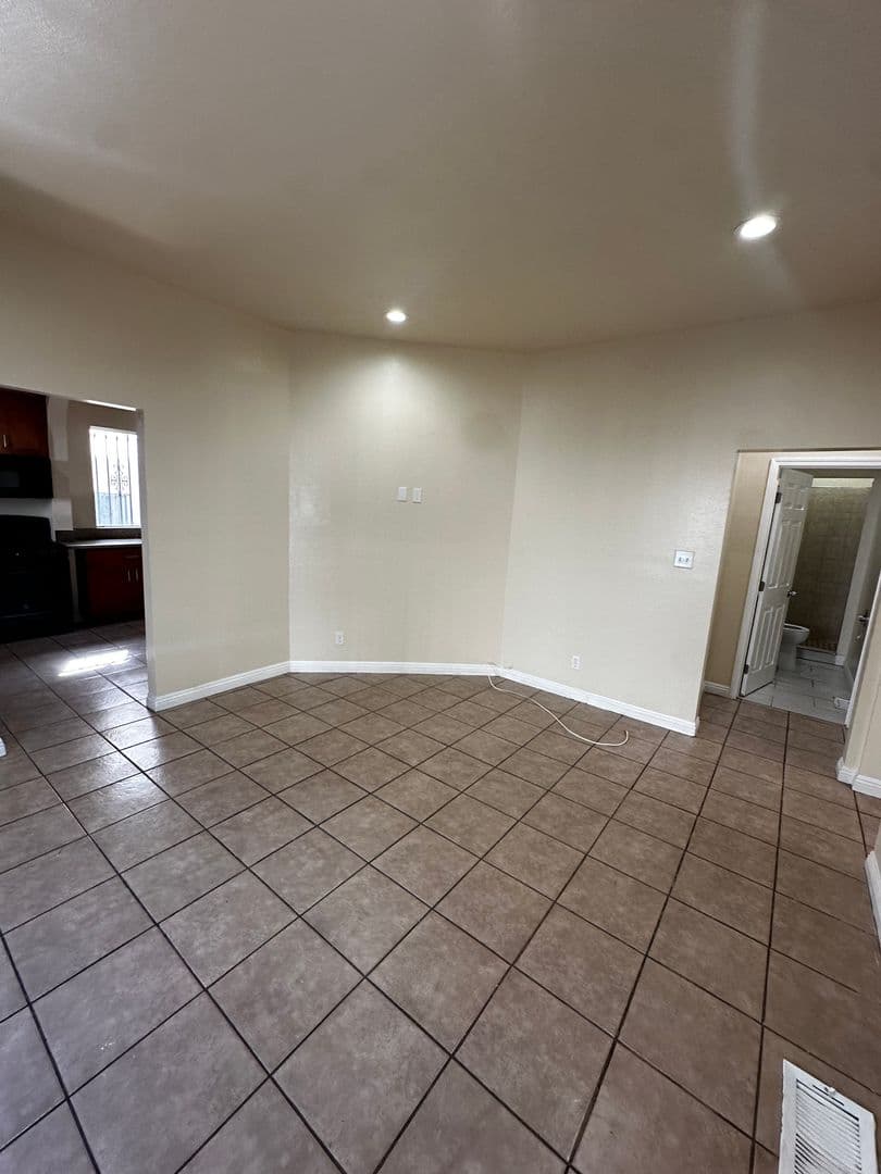 Los Angeles Apartment: 750 E 40th Pl