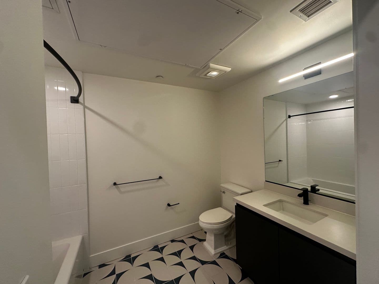 Los Angeles Apartment: 3450 W 43rd St