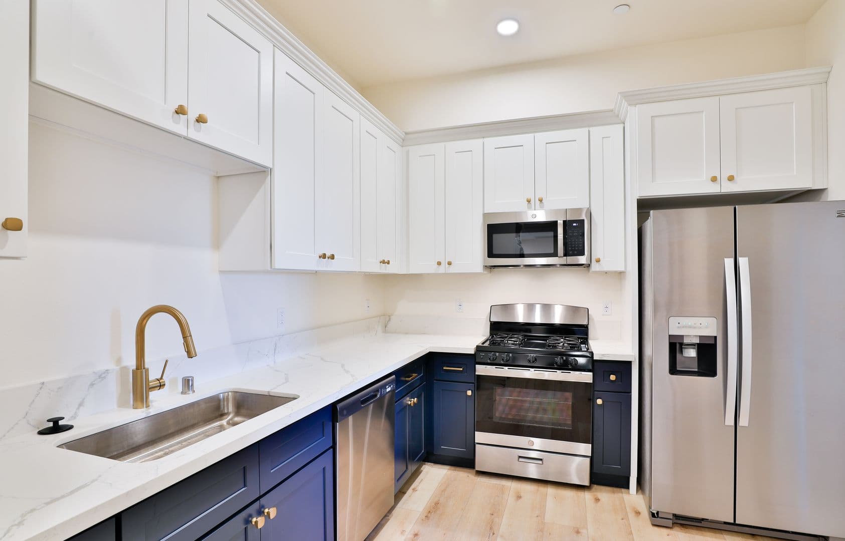 Los Angeles Apartment: 1073 Exposition Blvd