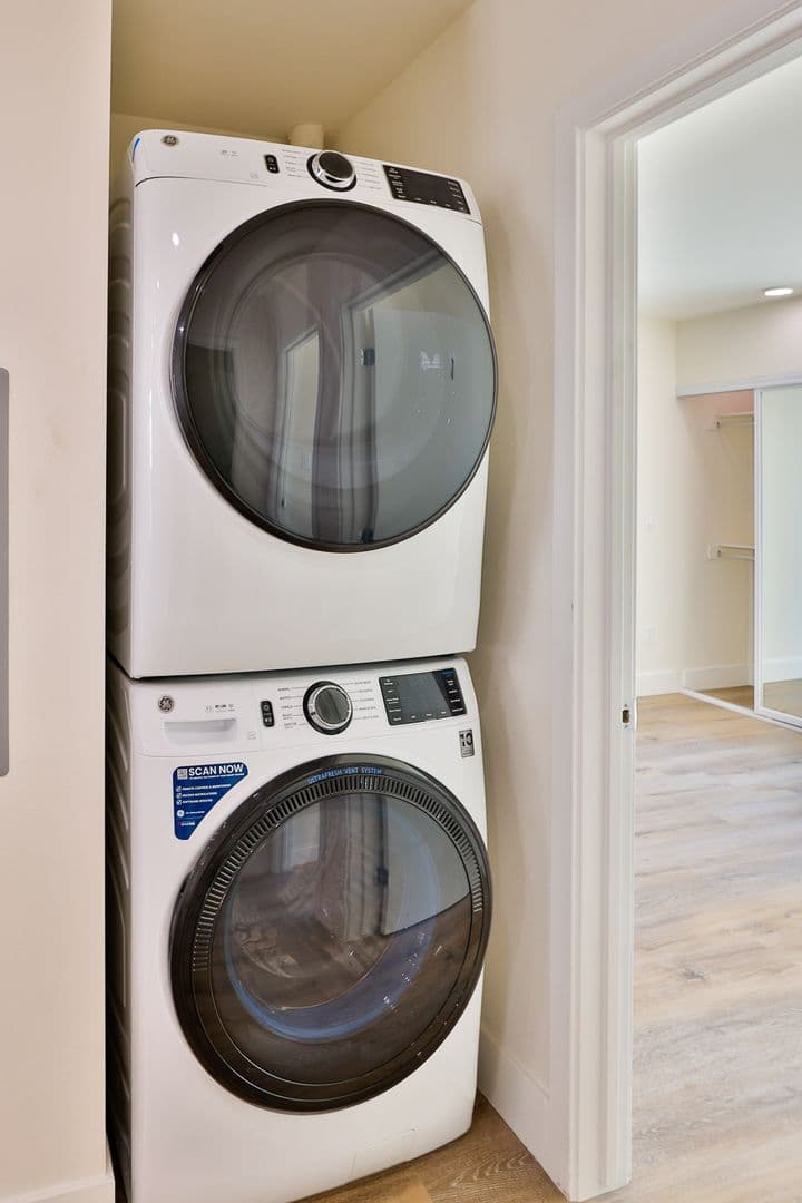 Los Angeles Apartment: 1118 W 37th Dr