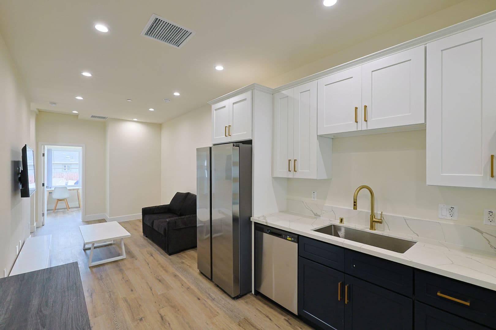Los Angeles Apartment: 1422 W 29th St