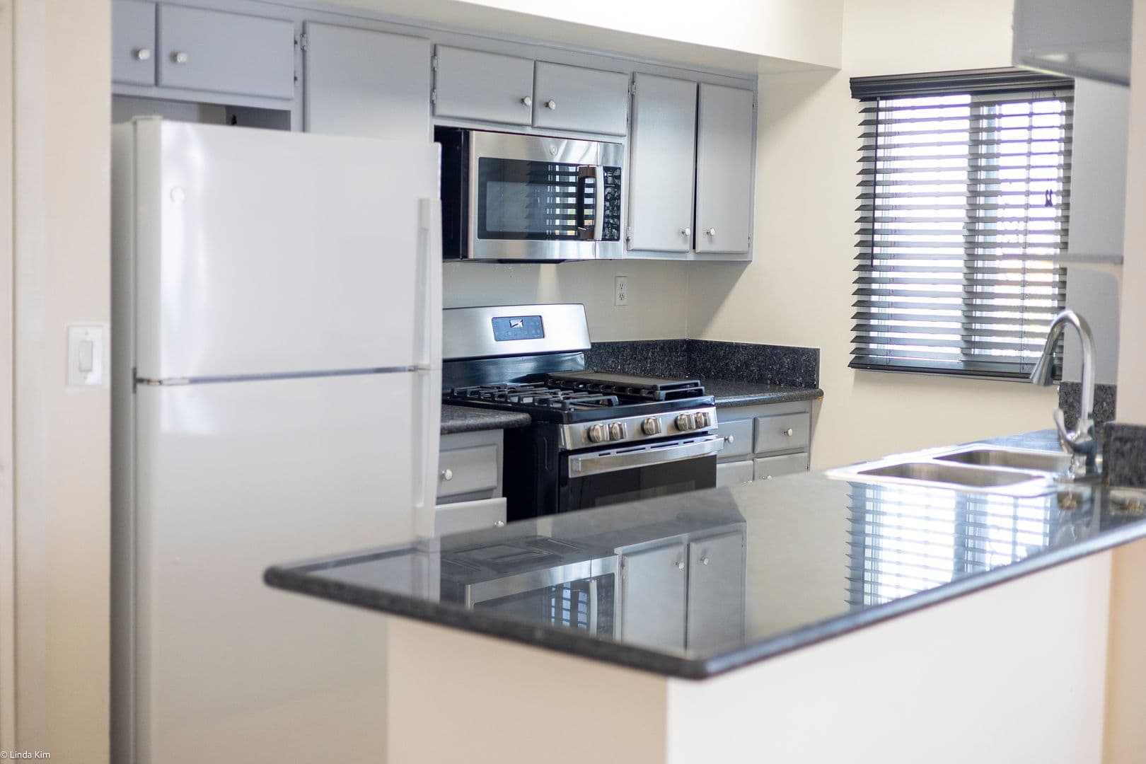 Los Angeles Apartment: 1881 Jefferson Blvd