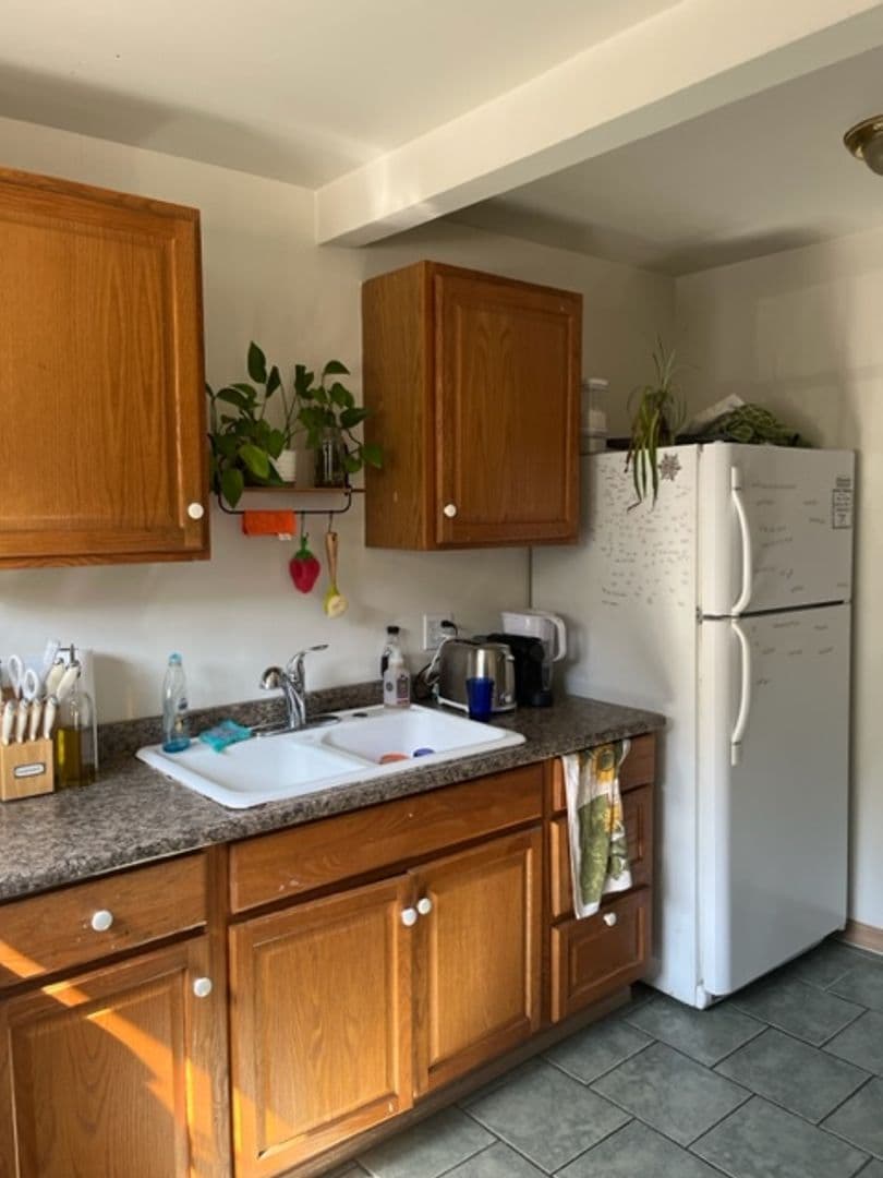 Los Angeles Apartment: 2712 Menlo Ave