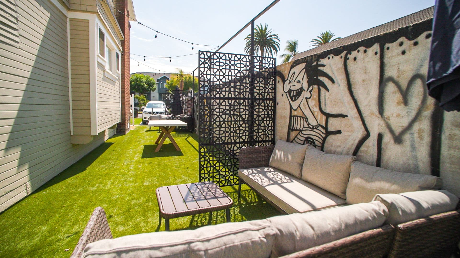 Los Angeles Apartment: 2811 Menlo Ave
