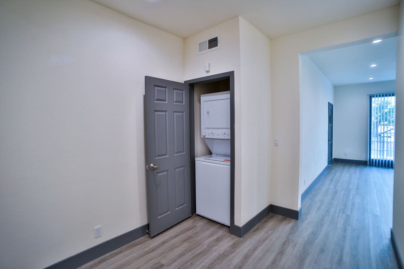 Los Angeles Apartment: 3015 Virginia Rd