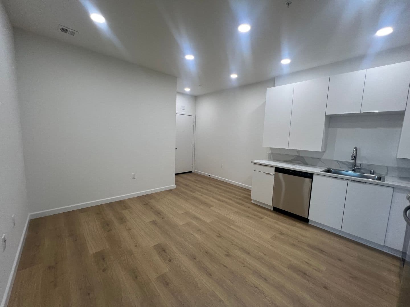 Los Angeles Apartment: 2900 S Orange Dr
