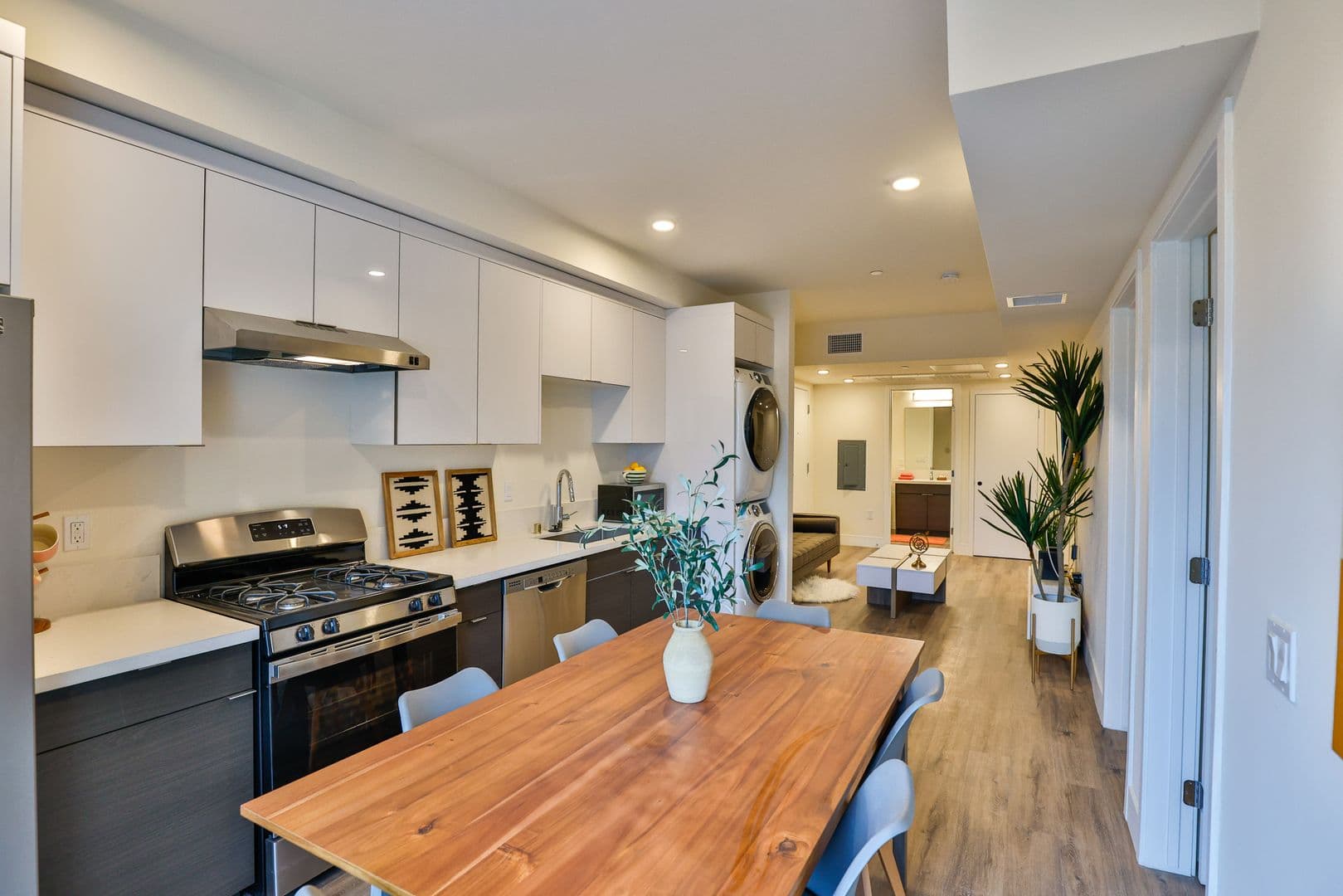 Los Angeles Apartment: 1164 W 37th Pl