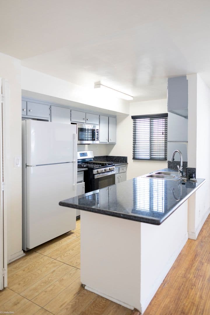 Los Angeles Apartment: 1881 Jefferson Blvd