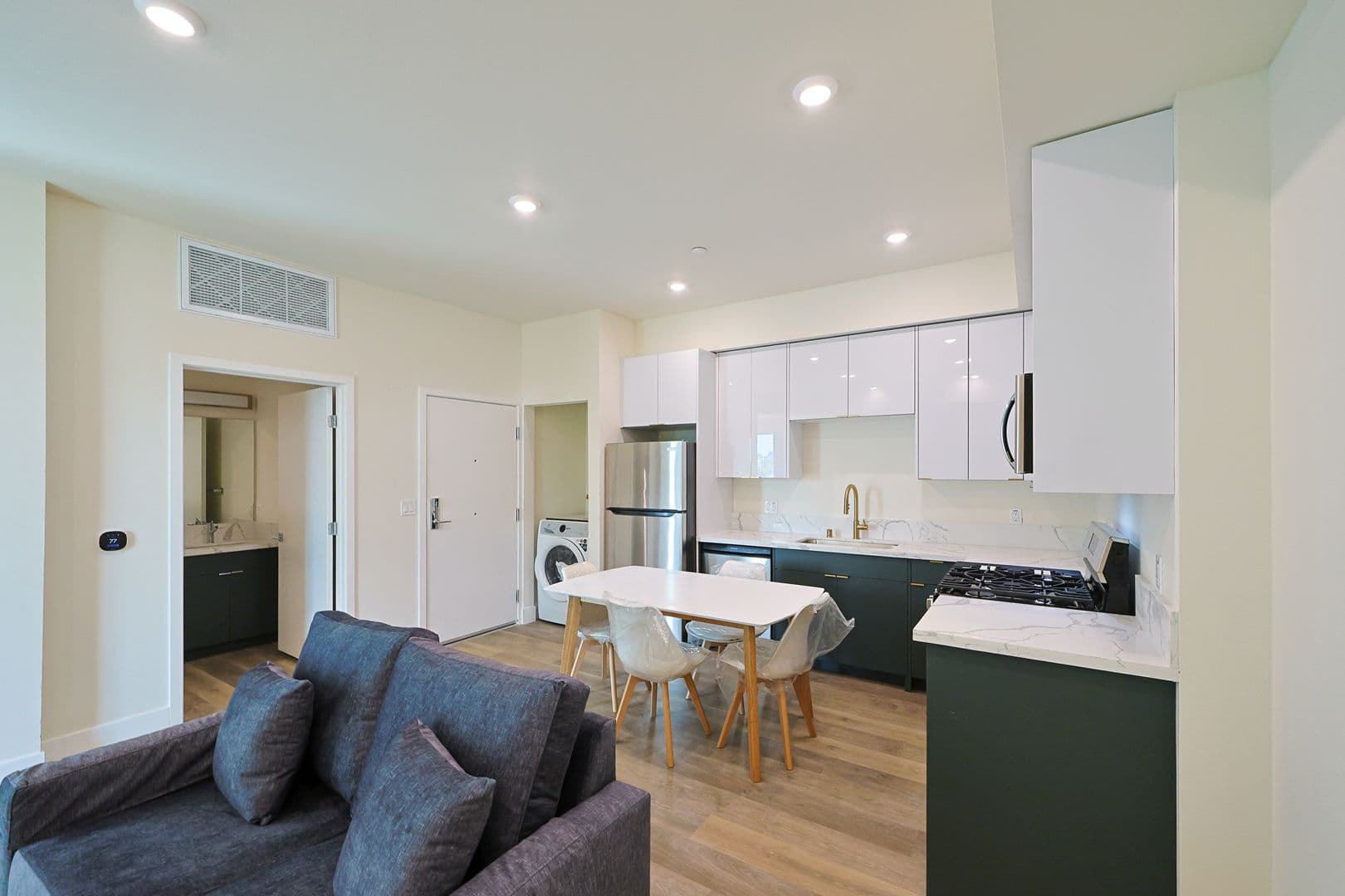 Los Angeles Apartment: 1317 W Jefferson Blvd