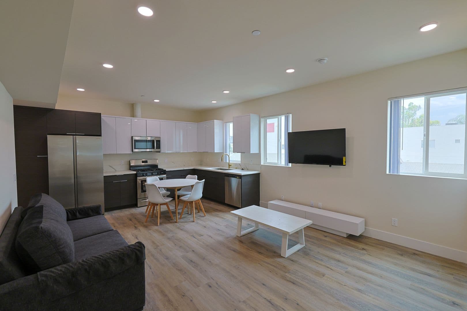 Los Angeles Apartment: 1189 W 37th Pl