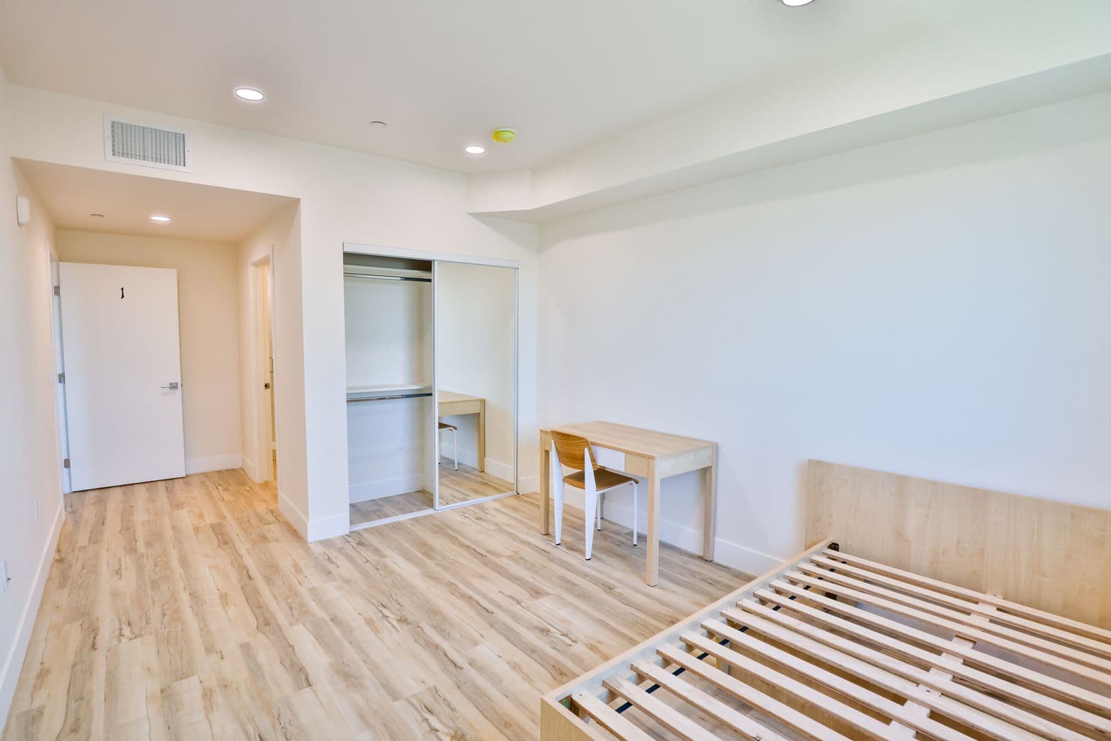Los Angeles Apartment: 1421 W Adams Blvd