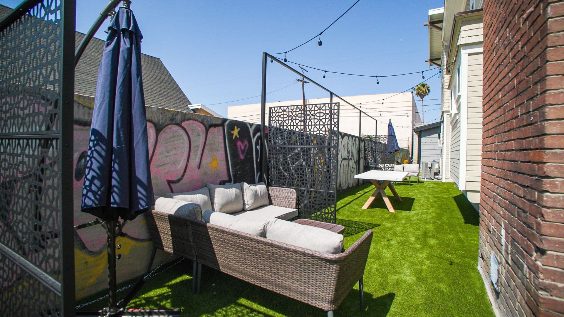 Los Angeles Apartment: 2811 Menlo Ave
