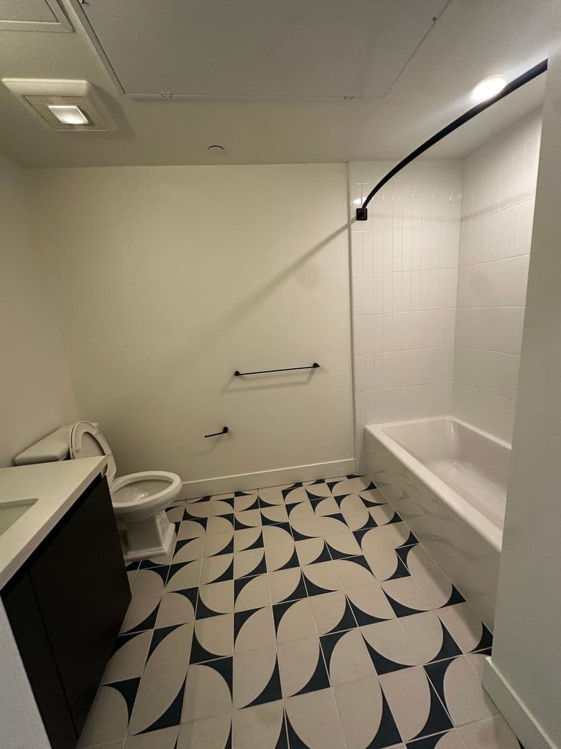Los Angeles Apartment: 3450 W 43rd St