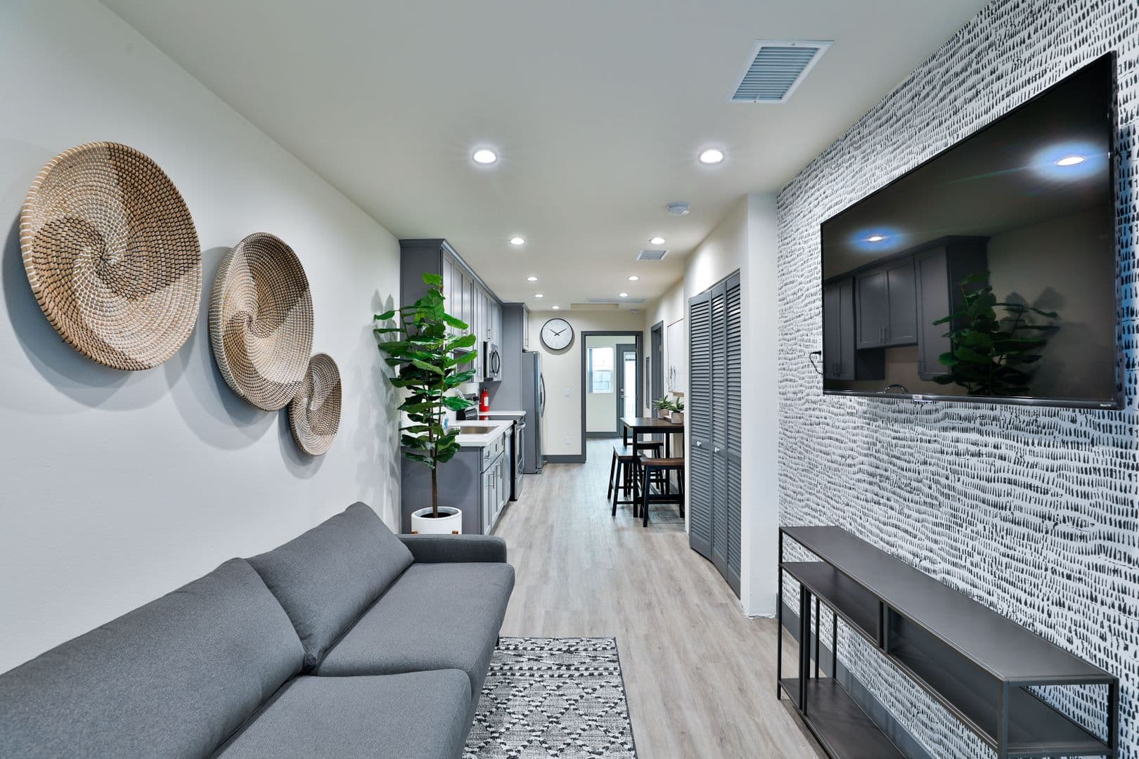 Los Angeles Apartment: 2811 Menlo Ave