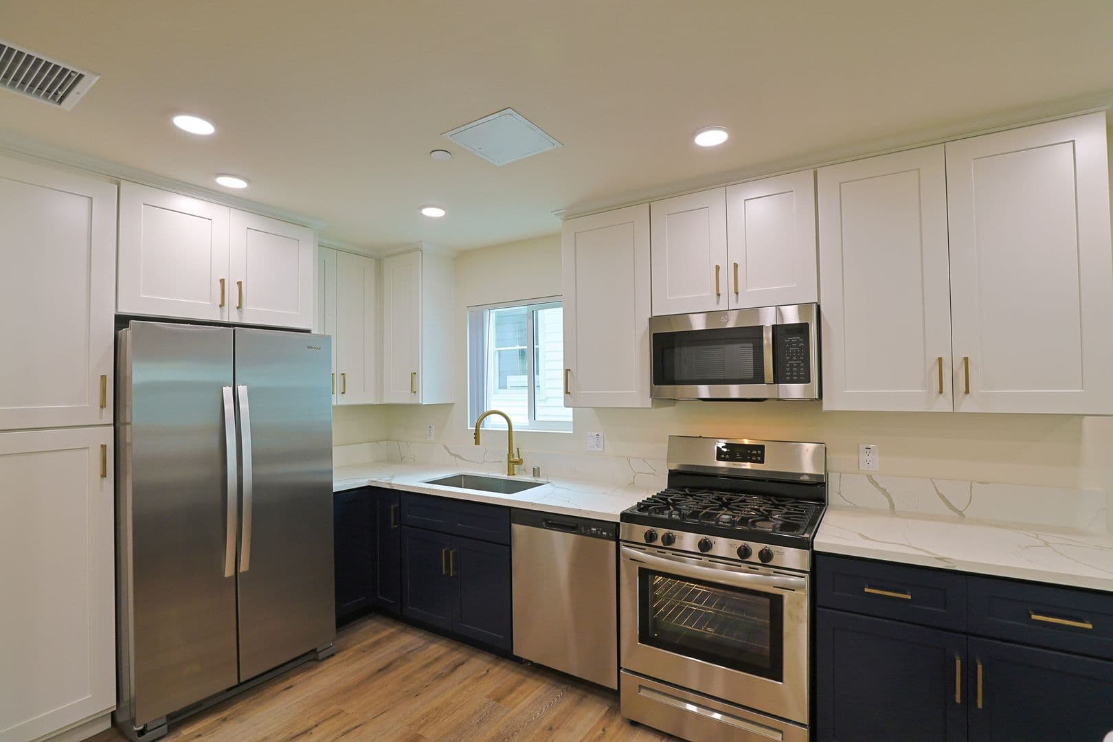 Los Angeles Apartment: 1422 W 29th St