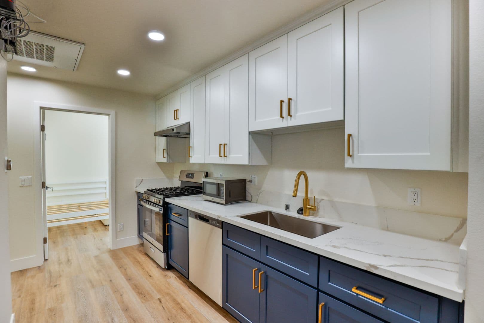 Los Angeles Apartment: 1426 W 27th St