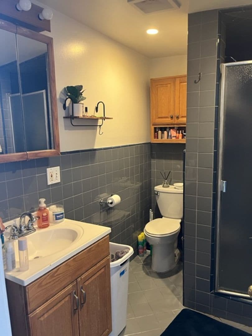 Los Angeles Apartment: 2712 Menlo Ave