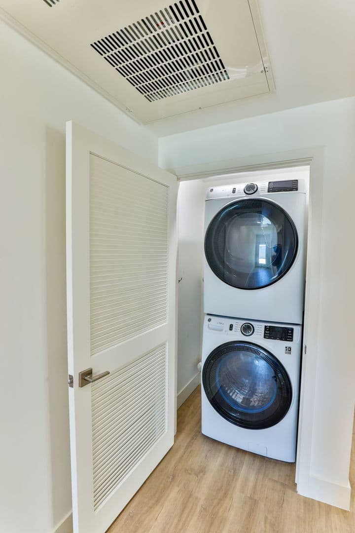 Los Angeles Apartment: 5536 Lexington Ave