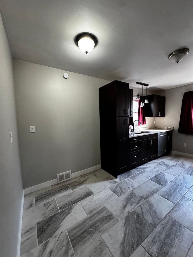 Rochester House: 909 10th St NW
