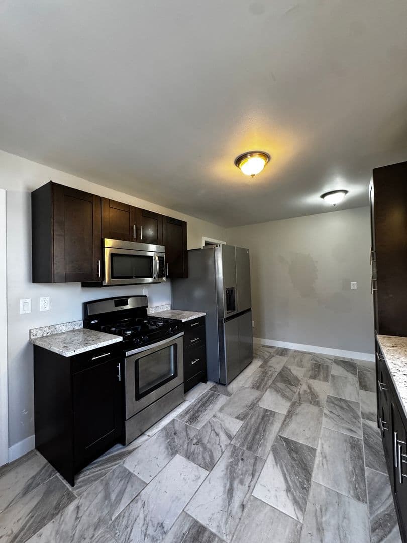 Rochester House: 909 10th St NW